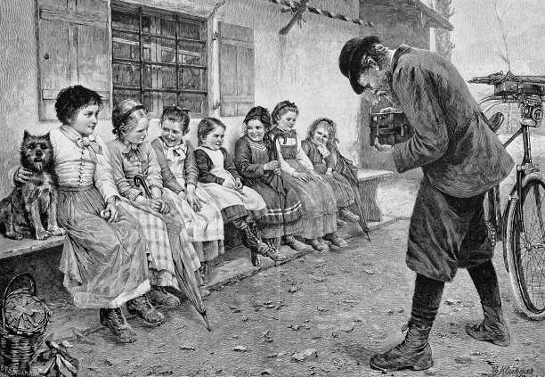 一位摄影师骑着自行车拍下了一组7个快乐的女孩坐在房前的长椅上的照片图片下载