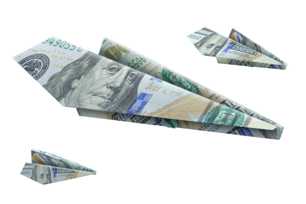 100美元纸币飞机折纸孤立白色背景图片下载