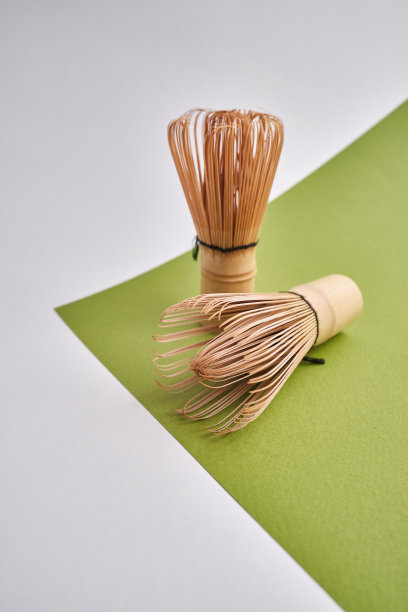 白底分离抹茶竹打蛋器。是时候喝传统的抹茶了。特写抹茶搅拌器图片下载