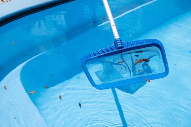 有人在用清水器清除漂浮在水面上的落叶和碎片。图片下载