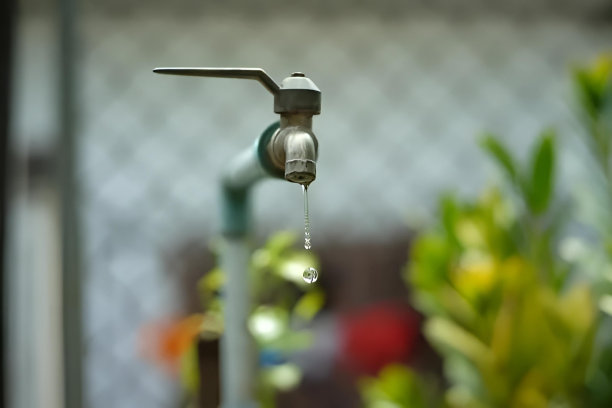 水龙头上的水滴图片下载