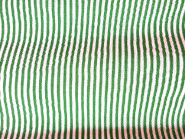 一张带有红色条纹的绿色和白色条纹织物的照片，一张带有红色条纹的绿色和白色条纹衬衫的特写。图片下载