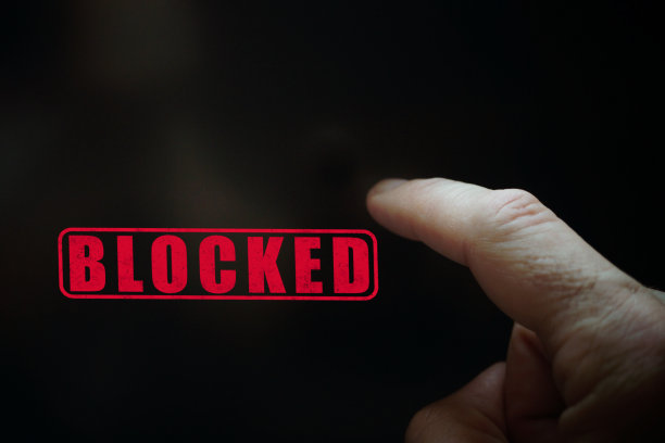 食指指向锁定的数字屏幕图片下载