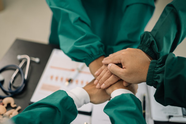 医生们在医院里握手，像一个团队一样一起工作。图片下载