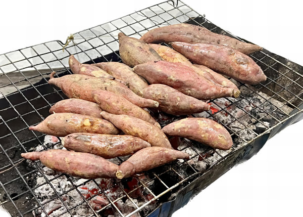 一张烤架上有红薯的照片，有很多红薯在烤架上烤着。图片下载