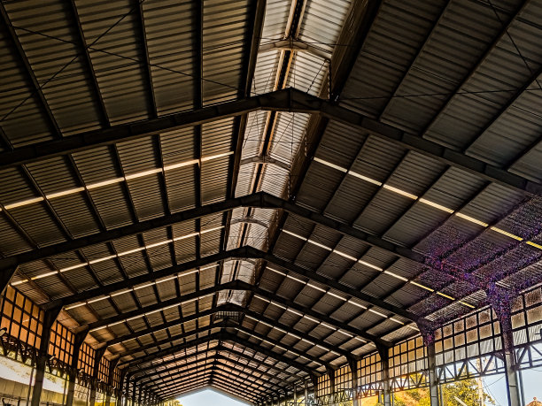 火车站的屋顶是用低碳钢做的图片下载