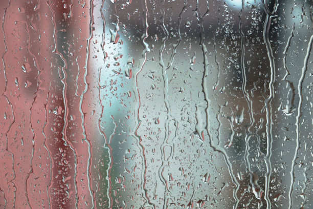 雨点落在窗户上，雨天图片下载