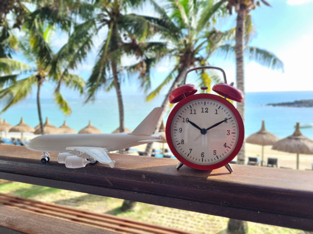 红色闹钟的海滩和客机图片下载