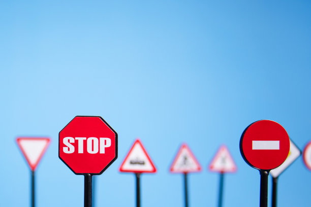 交通法规，驾驶学校，交通管理，蓝色背景的路标图片下载