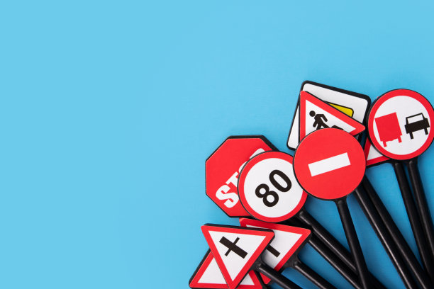 交通违规罚款，交通规则，蓝色背景的路标，复印空间图片下载