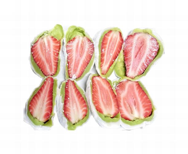 一组草莓切片的照片在白色的表面上，有四片草莓在一个塑料袋里。图片下载