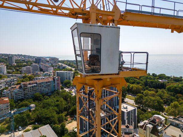 起重机舱室特写，繁忙的建筑工地图片下载