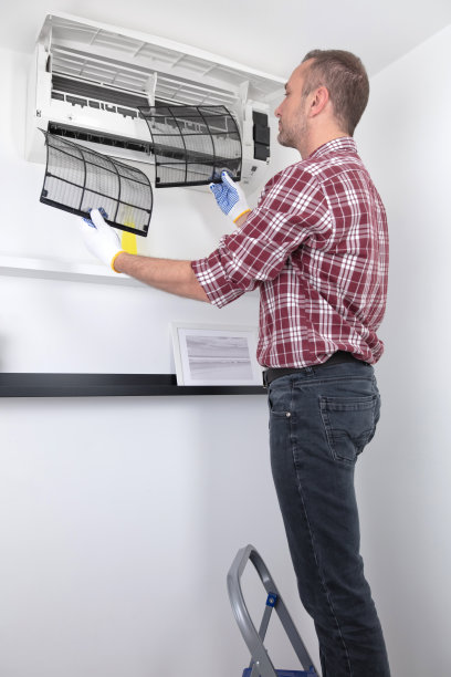 维修人员清洁和维护空调机组。图片下载