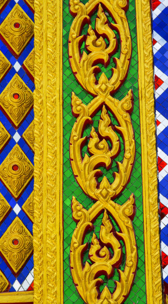 精心制作的浅浮雕灰泥图案装饰和装饰着泰国寺庙的表面，这是泰国艺术的珍品，是由熟练的雕塑家创作的雕塑。图片下载