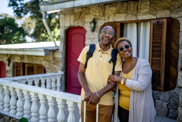 老夫妇在酒店户外的照片图片下载