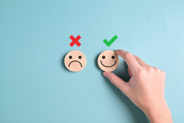 积极和消极的情绪，好的和坏的体验，开心和不开心的表情符号，客户满意度和产品服务评价，客户反馈审查图片下载