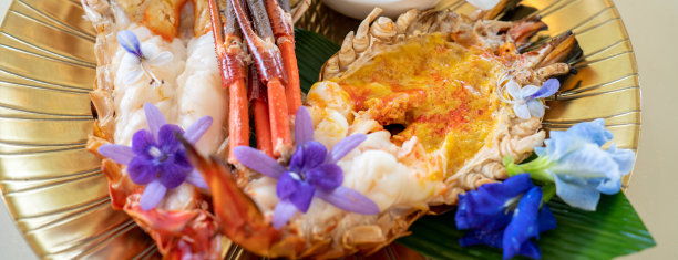 烤大虾，白底金盘，新鲜烤虾。烤虾配上漂亮的花和酱。图片下载