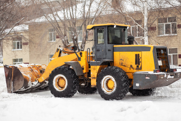 冬天清扫清扫城市道路上的积雪图片下载