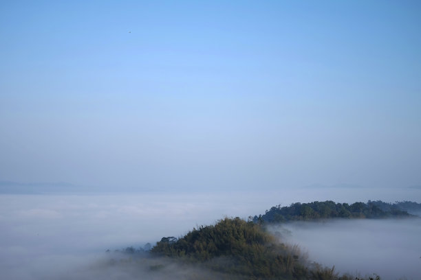 目的地和天堂的雾和雾在山谷山上的丛林。泰国热带雨林雨季鸟瞰图。图片下载