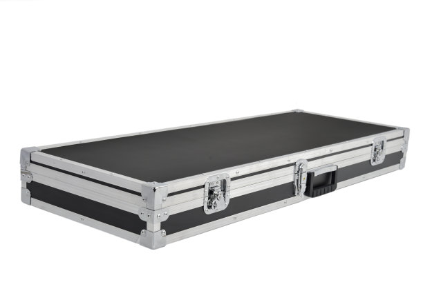 黑色硬壳与金属保护设备运输隔离在白色背景图片下载