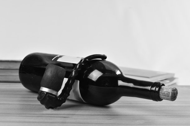 旧烟斗与书和酒舒适诗意设置在黑白照片图片下载