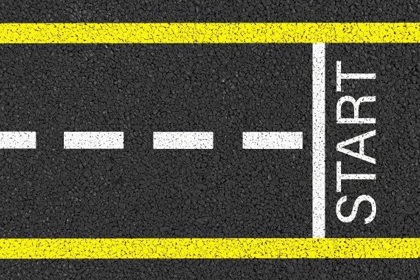 路面上有“开始”字样，黑色沥青上有两条黄线。图片下载