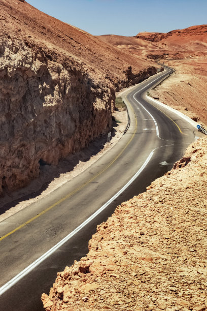 犹太沙漠山脉中的高速公路图片下载