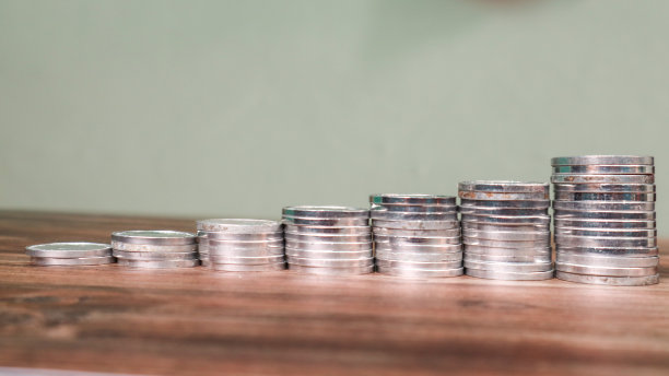 币堆背景，金融学和经济学概念图片下载