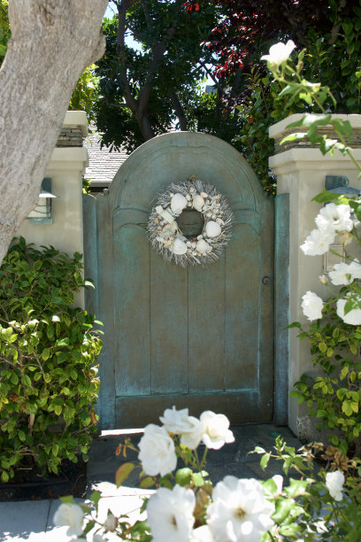 金属门与铜绿和漂亮的贝壳主题花环图片下载