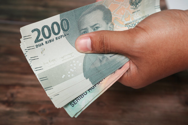 收盘2000面额的印尼盾货币握在手里图片下载