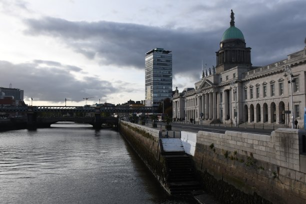 爱尔兰都柏林市中心的利菲河景色图片下载