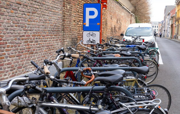 自行车停在街上。蓝色自行车停放标志图片下载