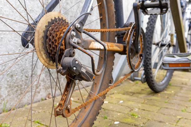 自行车变速齿轮上生锈的旧自行车链条图片下载