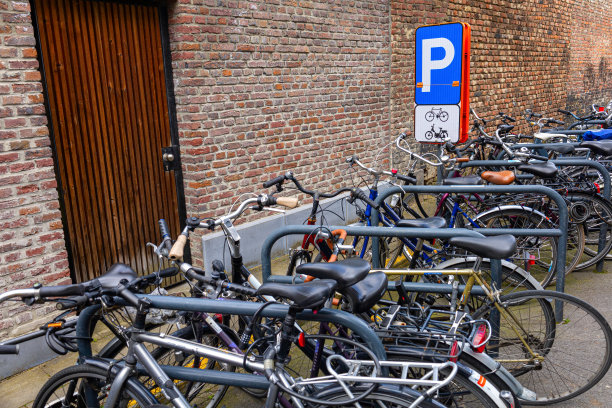 自行车停在街上。蓝色自行车停放标志图片下载