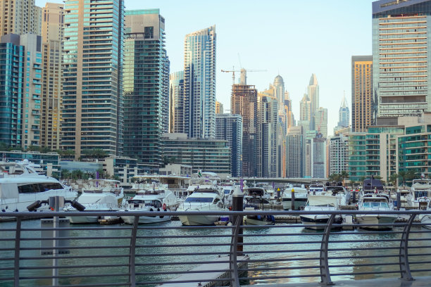 阿拉伯联合酋长国迪拜码头的摩天大楼和运河景观图片下载