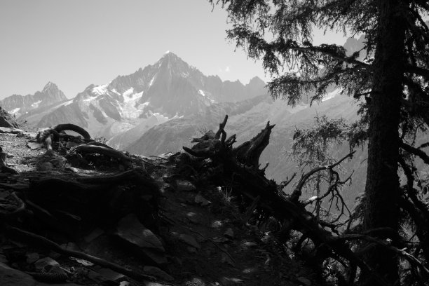 白崖峰和小德鲁峰-夏蒙尼。图片下载