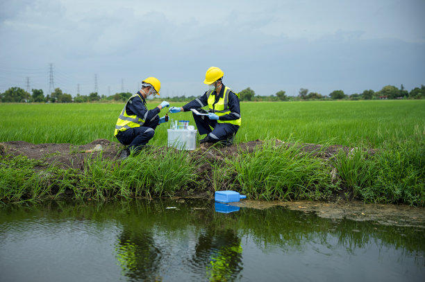 环境研究人员调查运河水的有毒物质泄漏状况，河流废水采样，亚洲研究人员在农田收集水样用于研究和开发。图片下载