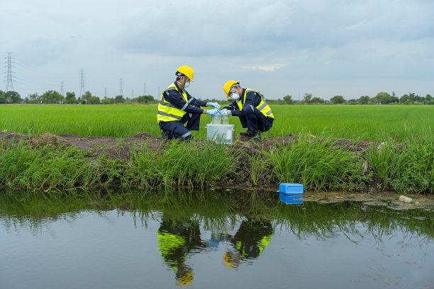 环境研究人员调查运河水的有毒物质泄漏状况，河流废水采样，亚洲研究人员在农田收集水样用于研究和开发。图片下载