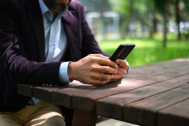 男性用手在智能手机上打字。图片下载
