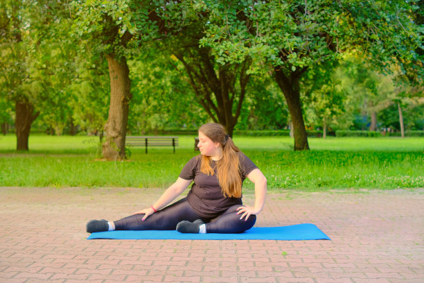 胖胖的女孩在做肌肉伸展运动图片下载