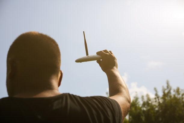 人类在大自然中寻找无线信号。男人迷路了，手里拿着路由器寻找互联网连接。现代技术概念。夏季森林照片。图片下载