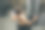 漂亮的长发女孩正在健身房做举重训练。私人健身教练正在锻炼肌肉。运动动机健康的生活方式。女性身体锻炼。图片下载