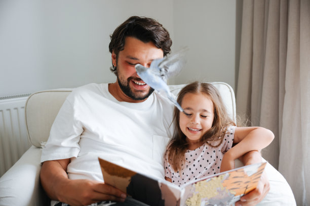 父亲和女儿在家里享受图片下载