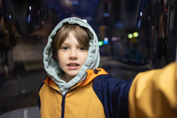 小男孩在电车里自拍图片下载