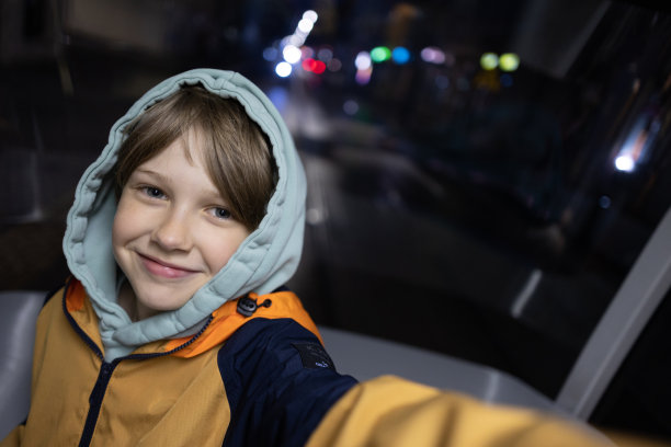 小男孩在电车里自拍图片下载