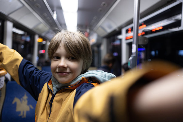 小男孩在电车里自拍图片下载