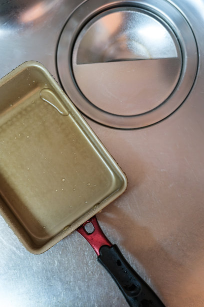 厨房水槽里用过的煎锅图片下载