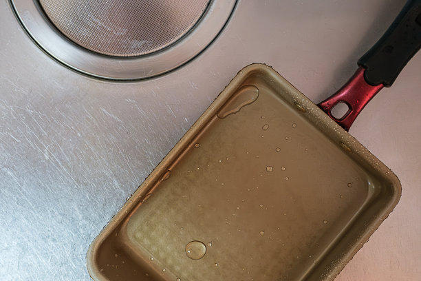 厨房水槽里用过的煎锅图片下载