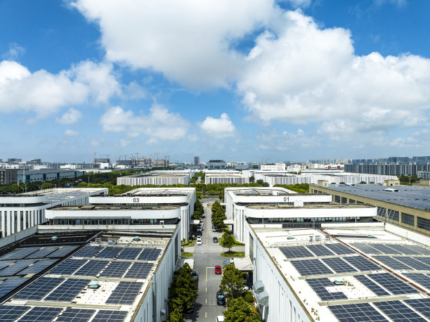 鸟瞰安装在工厂屋顶的太阳能电池板，蓝色闪亮的太阳能光伏板系统产品。图片下载