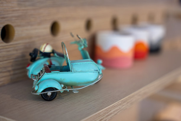 架子上的玩具摩托车和手工陶瓷杯图片下载